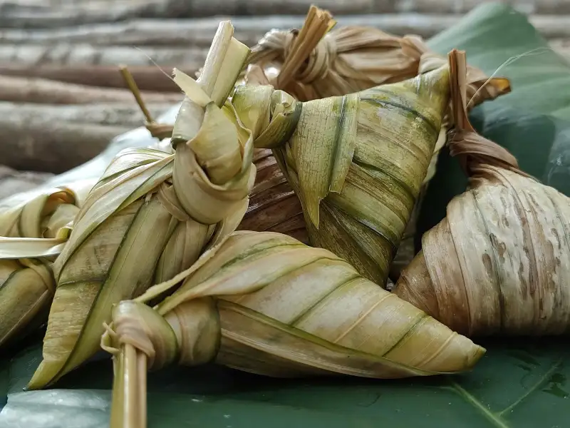 Ketupat, um tipo de arroz glutinoso servido em folhas de palma.