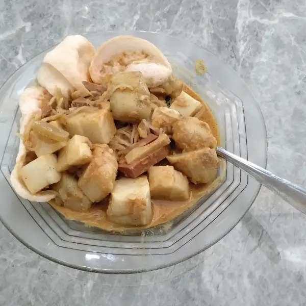 Ketupat Pitalah, indonesisches Reisgericht mit Rindfleisch und Kokosmilch