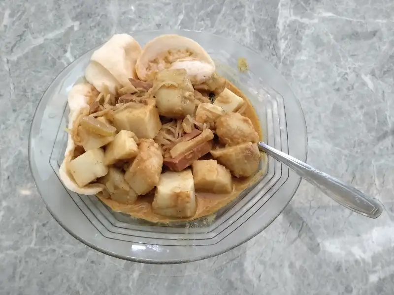 Ketupat Pitalah, um guisado de carne de boi com coco