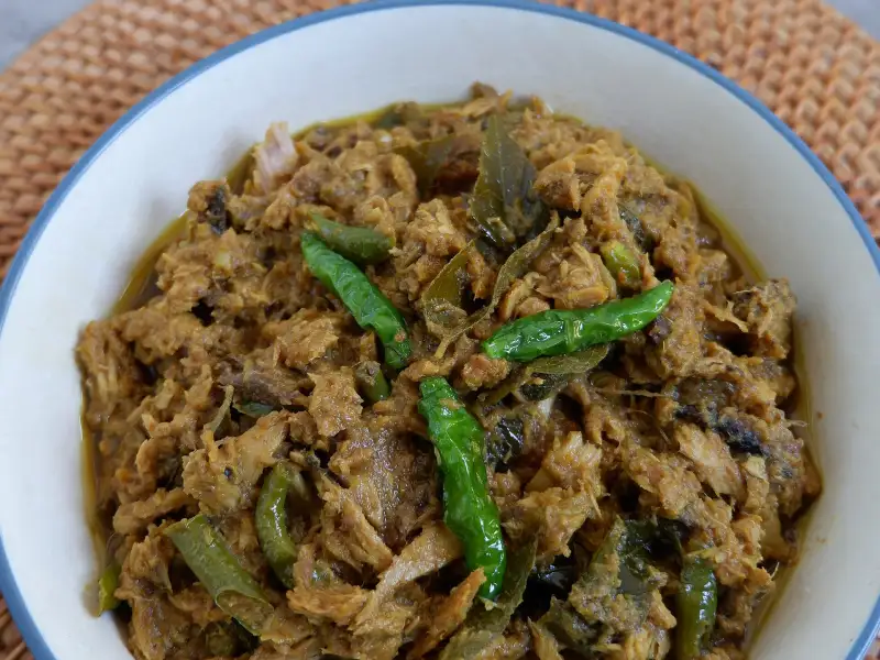 Keumamah, peixe seco da Aceh, temperado com coco