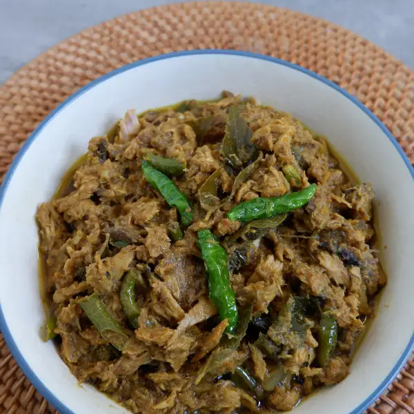 Keumamah, getrockneter Fisch aus Aceh, mit Kokosnuss
