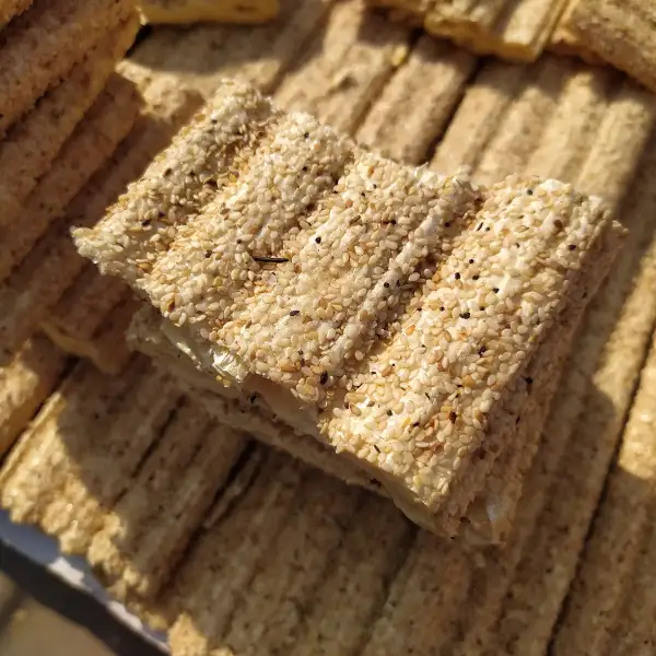 Pão de sésamo, crocante e dourado
