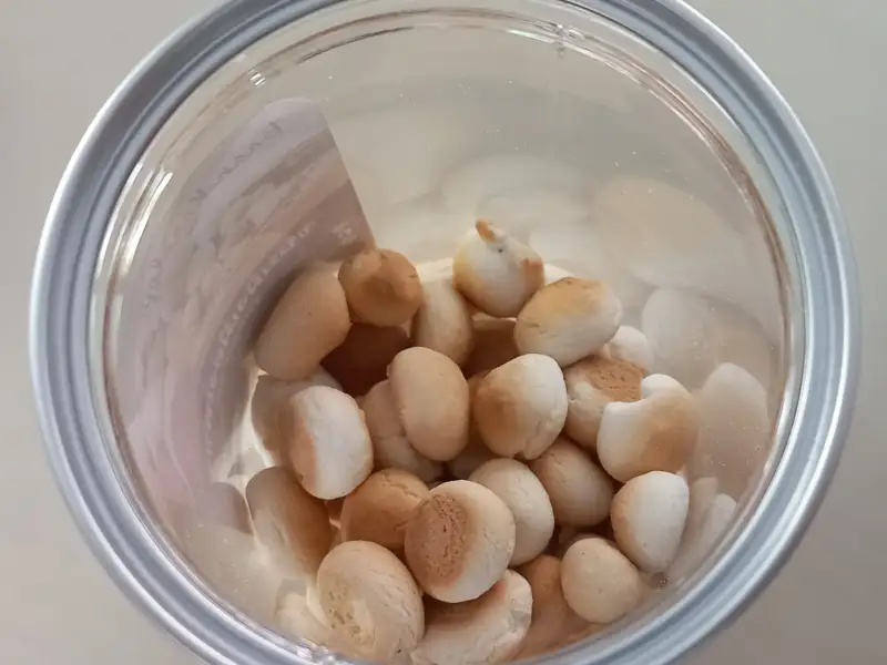 Khanom ping, biscoitos tailandeses feitos com tapioca e coco.
