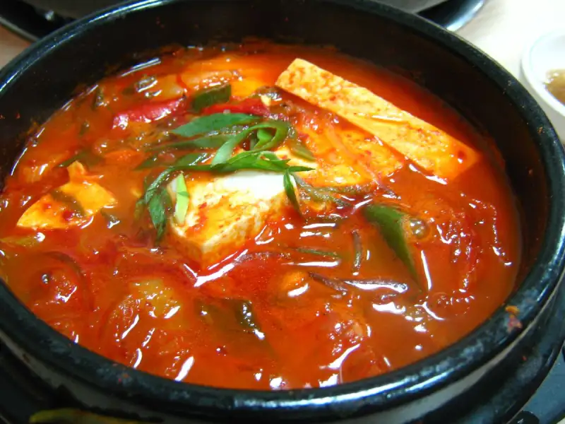 Kimchi-jjigae, um ensopado coreano com kimchi
