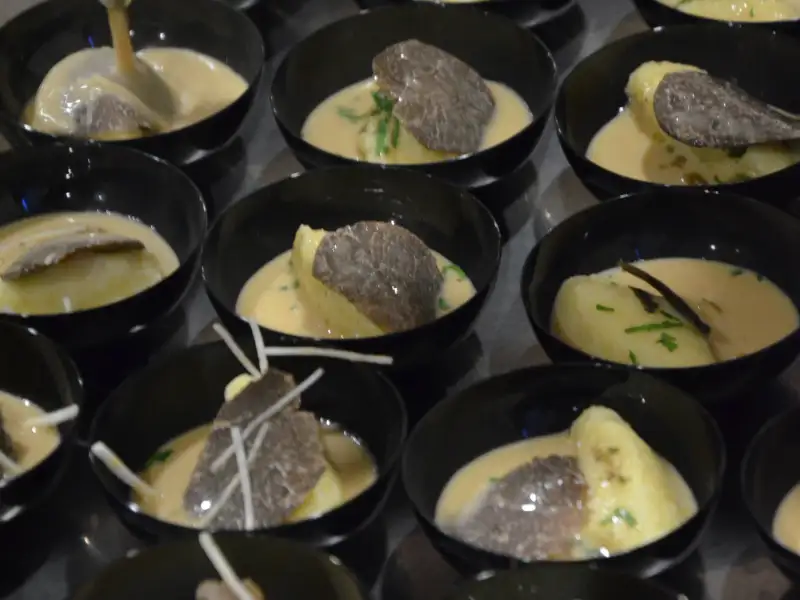 Thuisgemaakte kippenbouillon, langzaam gekookt