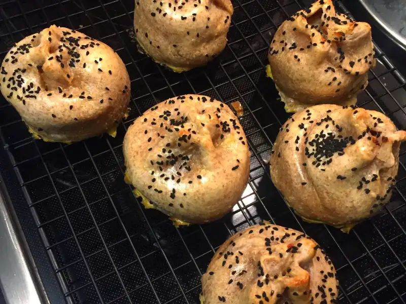 Knishes com purê de batata e cebola caramelizada