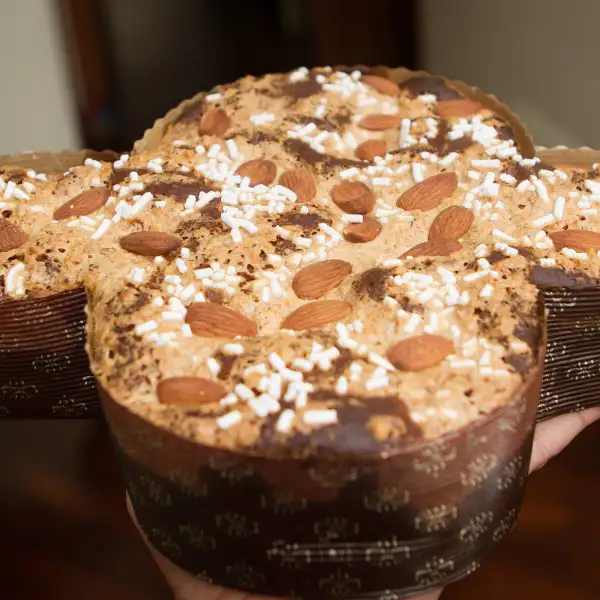 Kolomba, słodki chleb na bazie ciasta drożdżowego z dodatkiem czekolady, tradycyjny wypiek na Wielkanoc.