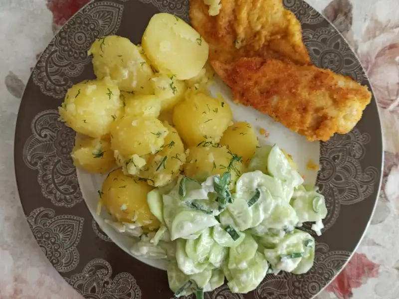 Banqueta de frango com cebola à polonesa (kotlety z kurczaka)