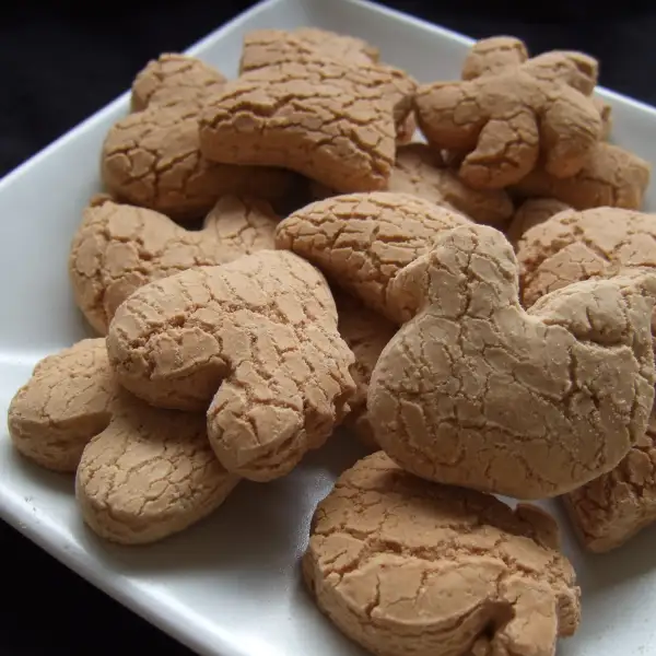 Kue bangkit, biscuits de sagou au sésame