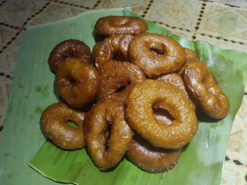 Biscoito em forma de anel, anéis fritos em calda