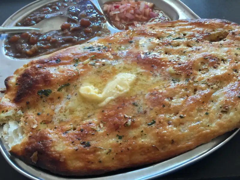 Kulcha Amritsari, um pão folhado recheado com batatas