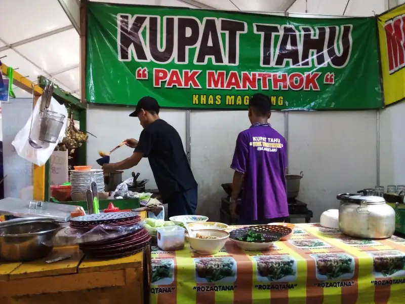 Kupat tahu Magelang, tofu et ketupat à la sauce cacahuète