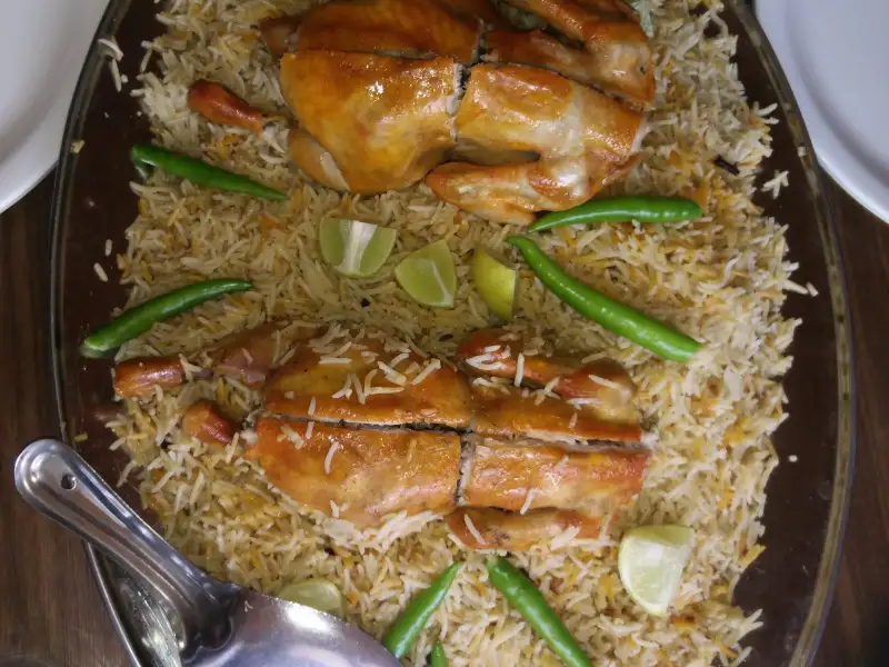 Kuzhimanthi, arroz com frango defumado, estilo mandi
