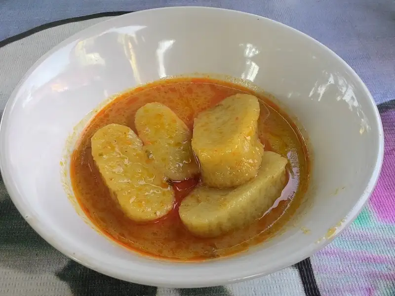 Laksan, fatias de peixe e de sagou com leite de coco