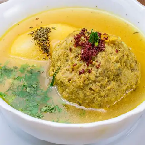 Lammfleisch-Suppe mit Pflaumen