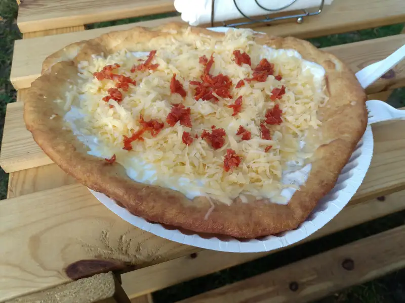 Langos, unas crepas húngaras doradas