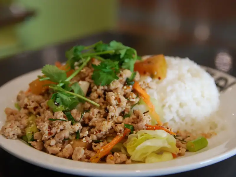Larb gai, ensalada tailandesa de pollo picado