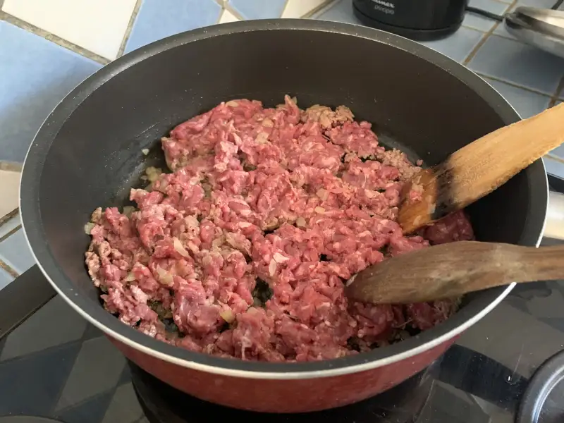 lasagne z mięsem, pieczarkami i papryką