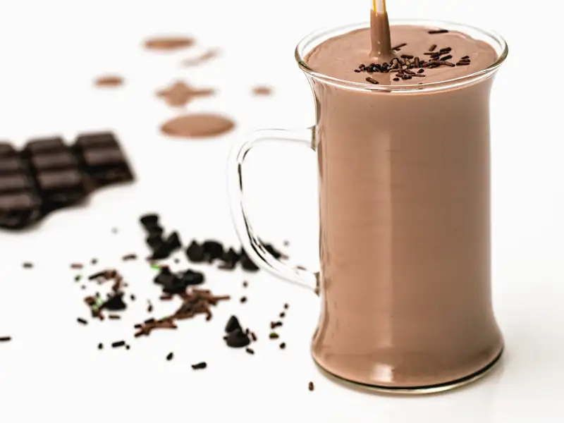leite com chocolate caseiro