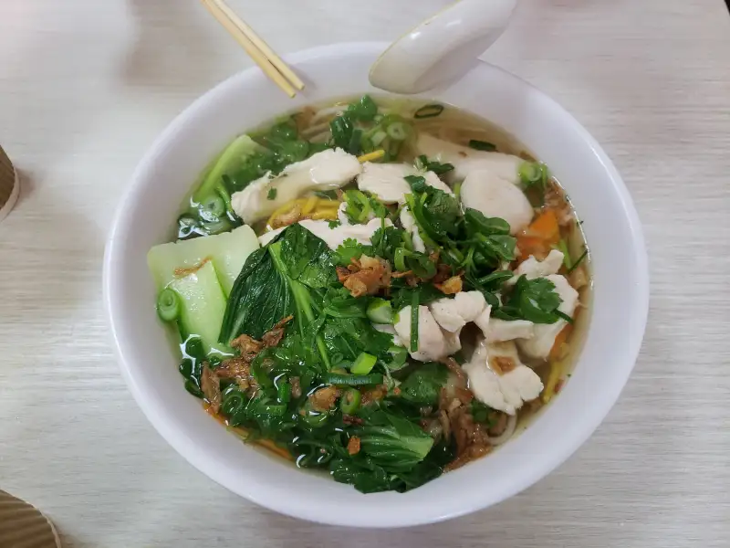 Macarrão oriental refogado com frango moído