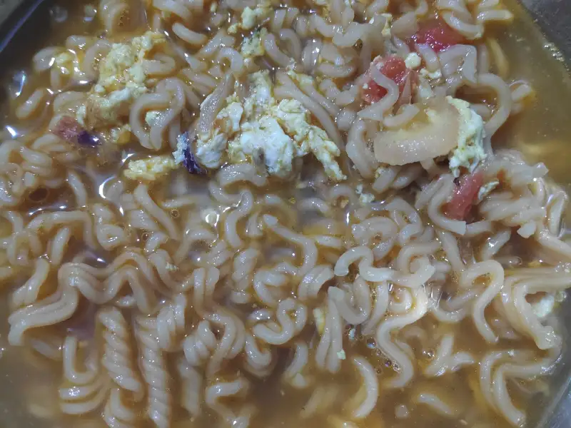 Macarrão oriental refogado com legumes em estilo indiano