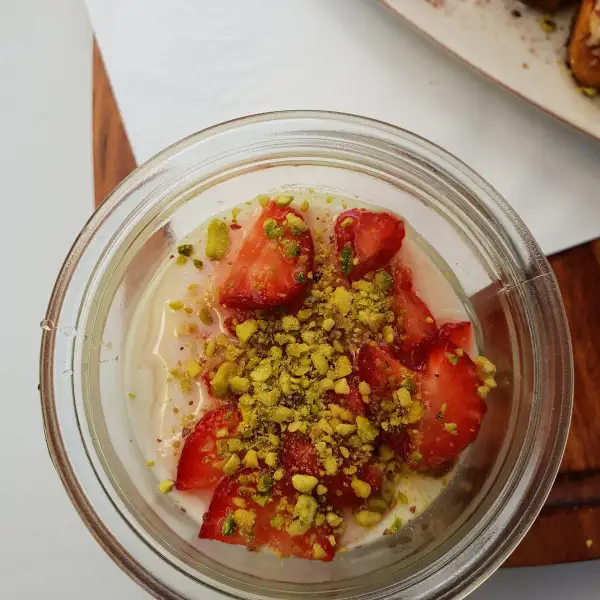 Malabi, een zoete, melkachtige dessert met een rozenaroma.