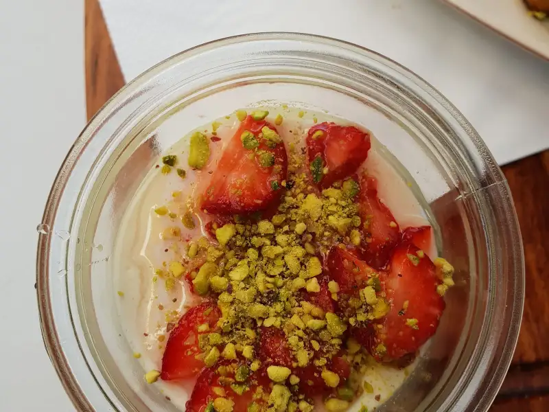 Malabi, sobremesa à base de leite aromatizado com água de rosas.