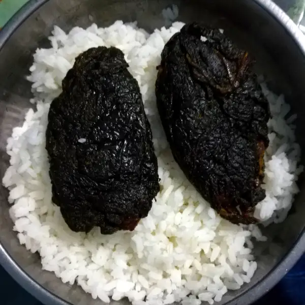 Una ciotola pulita, con riso e pesce secco.