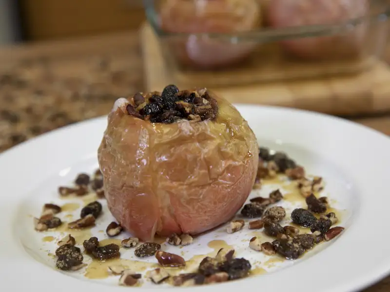 Manzana al horno con azúcar morena, canela y nuez