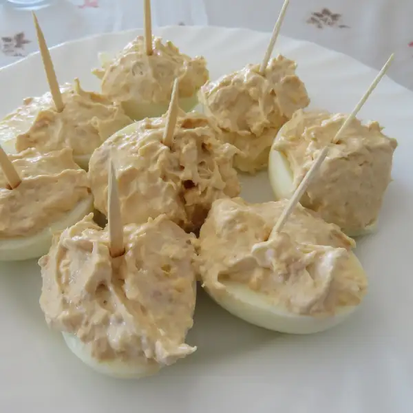 Mayonesa casera hecha con huevo entero y limón.