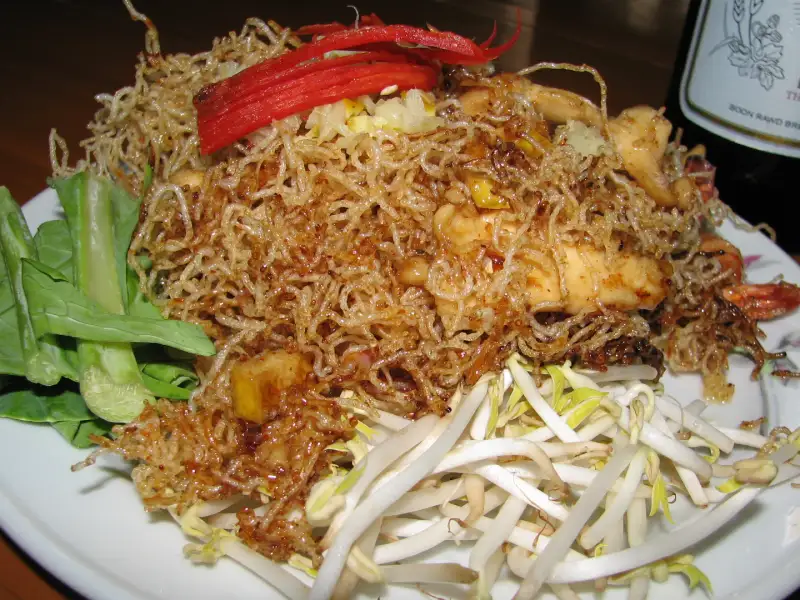 Mee krob (bolinhos de arroz crocantes)