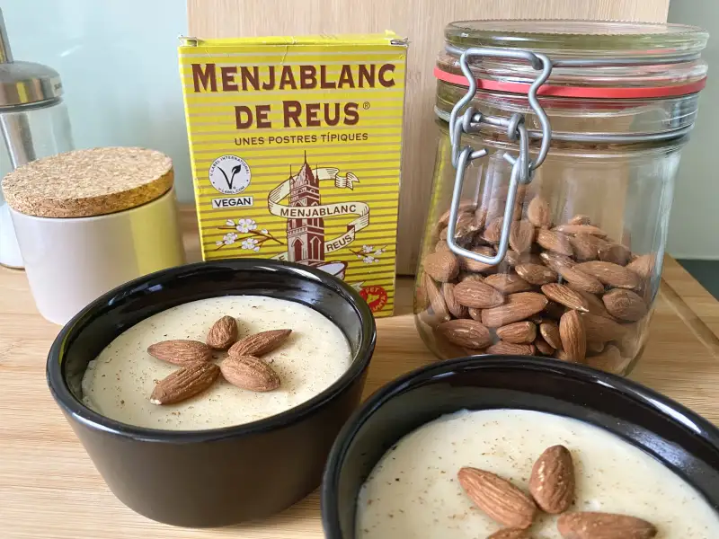 Menjablanc, creme catalão com amêndoas e canela