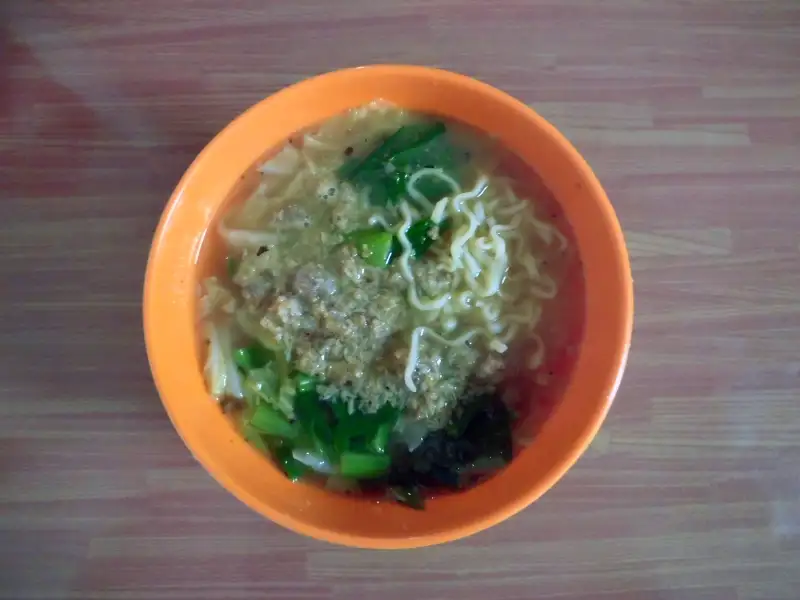 Mexilhões, macarrão oriental ou atum defumado de Manado