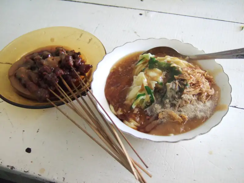 Meu “Wonosobo”, um macarrão oriental com um caldo espesso.