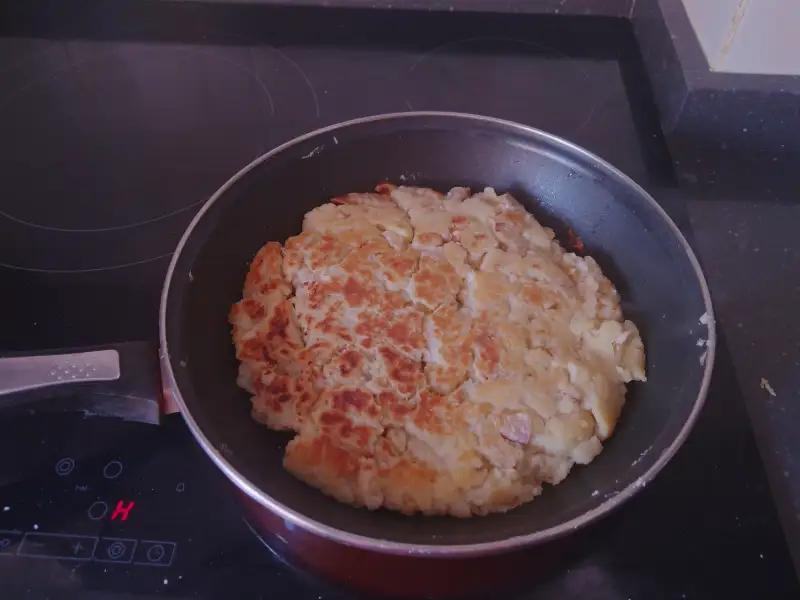 Migalhas de pão com chouriço e fatia de melão