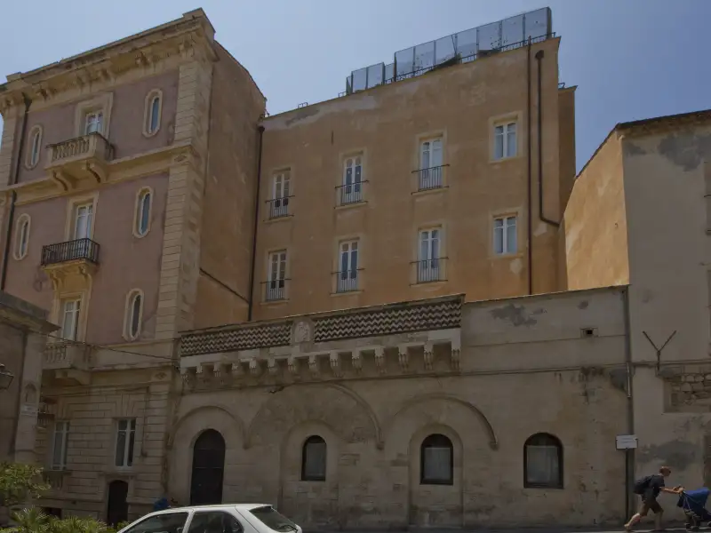 Migliaccio, um bolo campano feito com sêmola e queijo ricota.