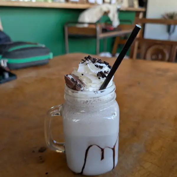 Eis-Milchshake mit Milch, fertig in 5 Minuten.