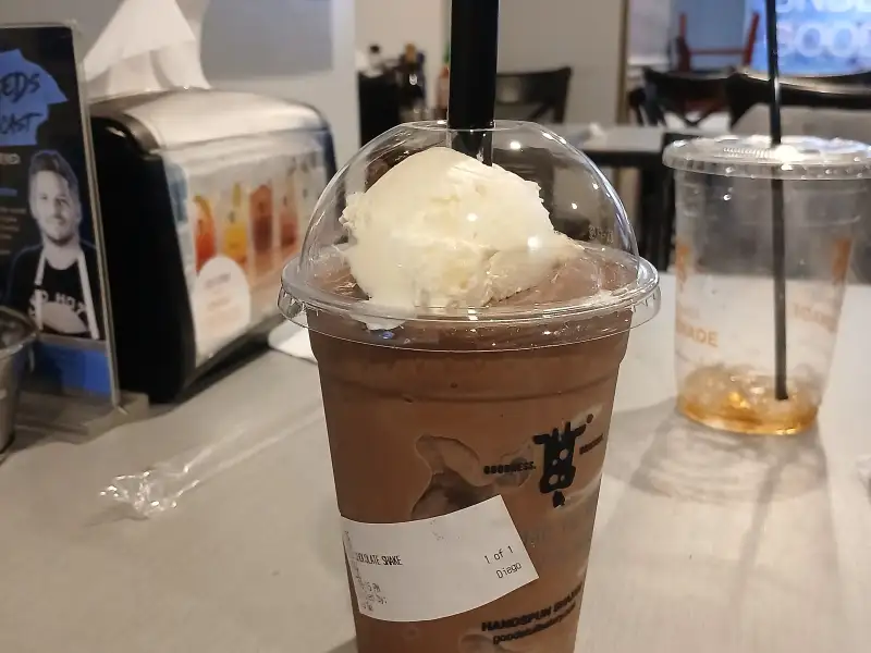 Milkshake de chocolate com biscoitos