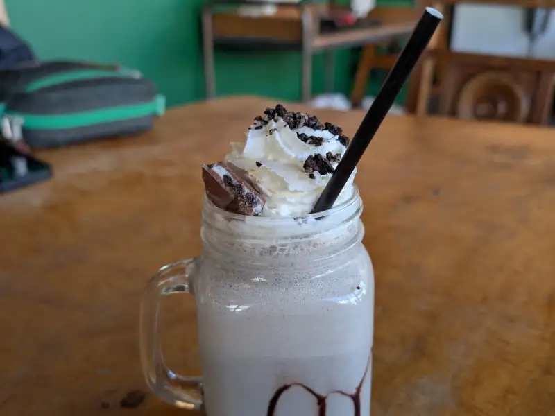 Milkshake gelado com leite, pronto em 5 minutos.
