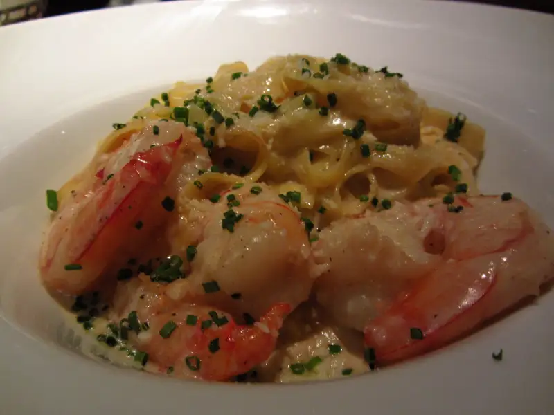 Molho Alfredo com manteiga e parmesão