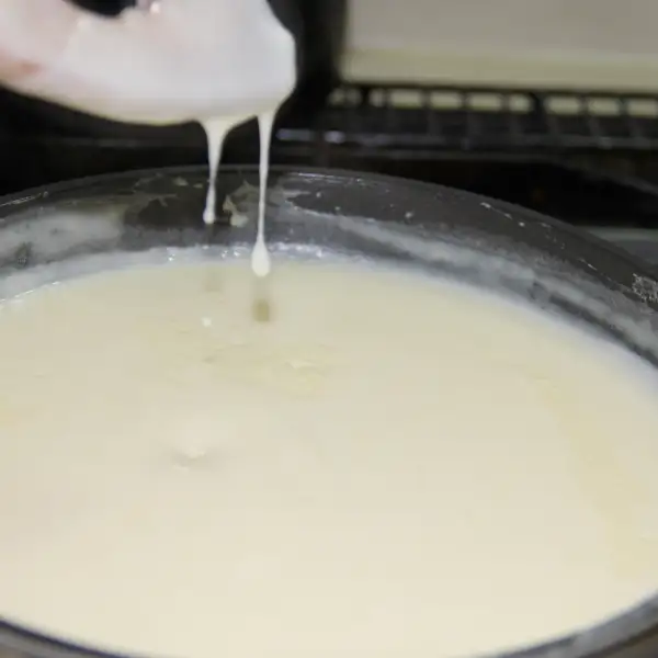 Molho branco com açafrão, caldo e creme