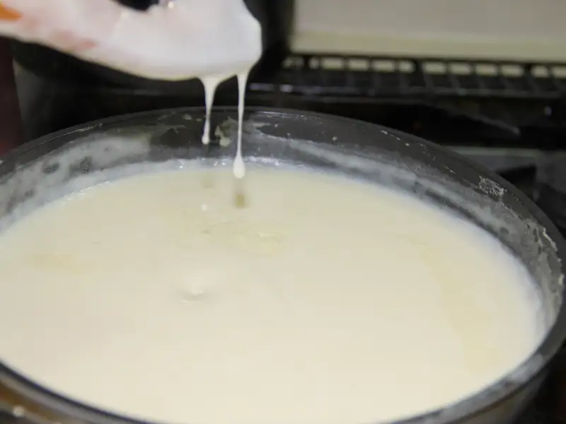 Molho branco com açafrão, caldo e creme