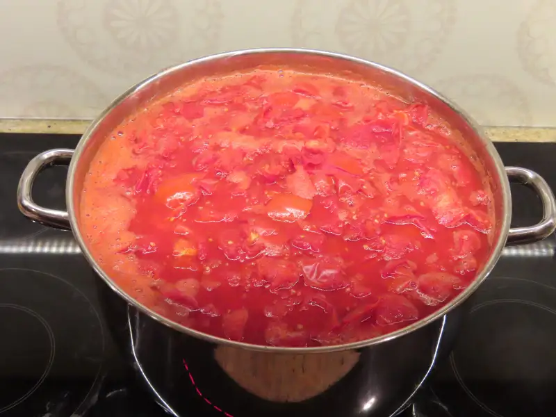 Molho de tomate espesso, com textura devido à farinha.