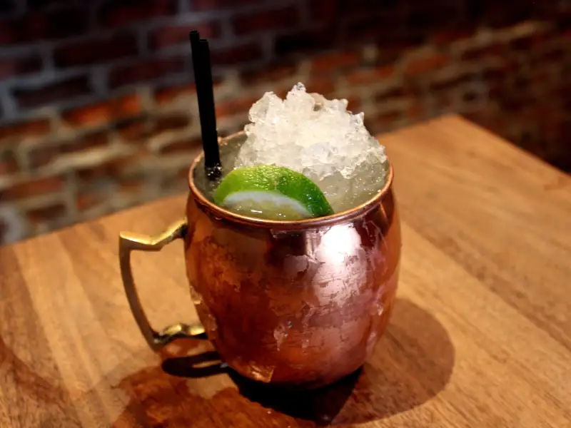 Moscow mule com gengibre e limão