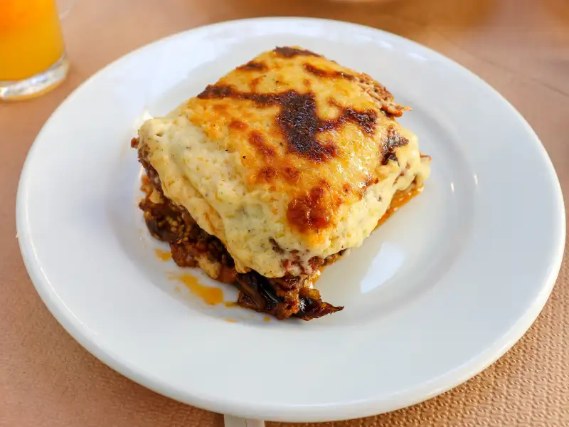 Moussaka búlgara com batatas e carne moída