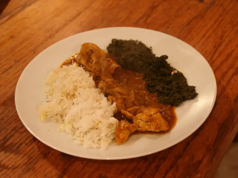 用棕榈油烹饪的鸡肉