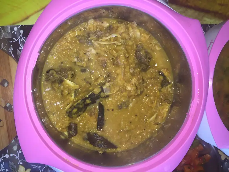 Muri ghonto, een Bengaalse rijstgerecht met vis