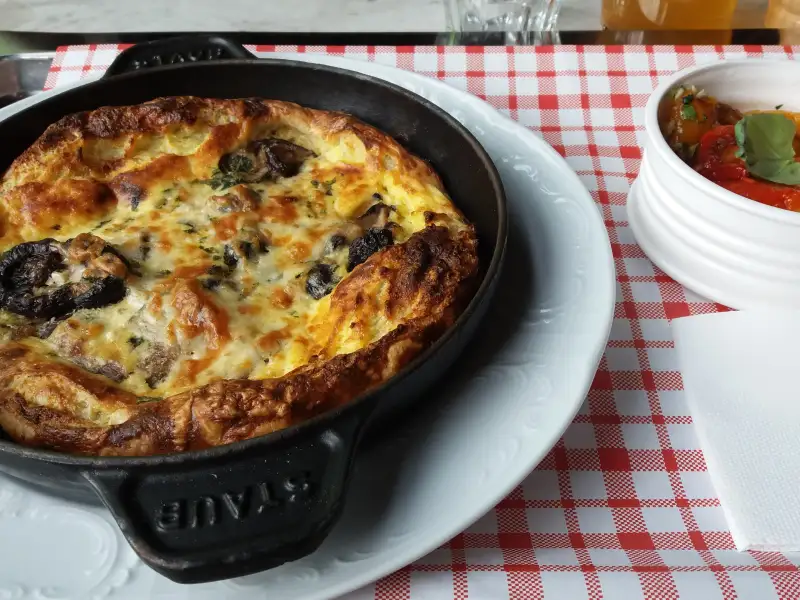 Quiche with mushrooms and sour cream