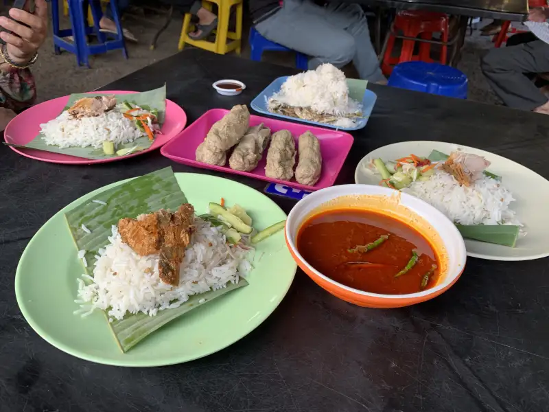 Nasi dagang met tonijn en melk