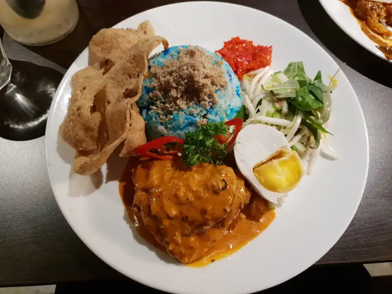 Nasi kerabu, arroz com ervas e peixe grelhado
